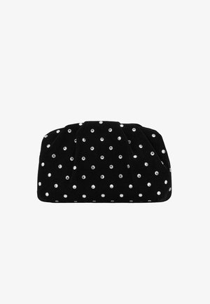 Bolso de mano de terciopelo negro con un diseño arrugado y tachuelas en tono plateado dispuestas en un patrón de lunares.