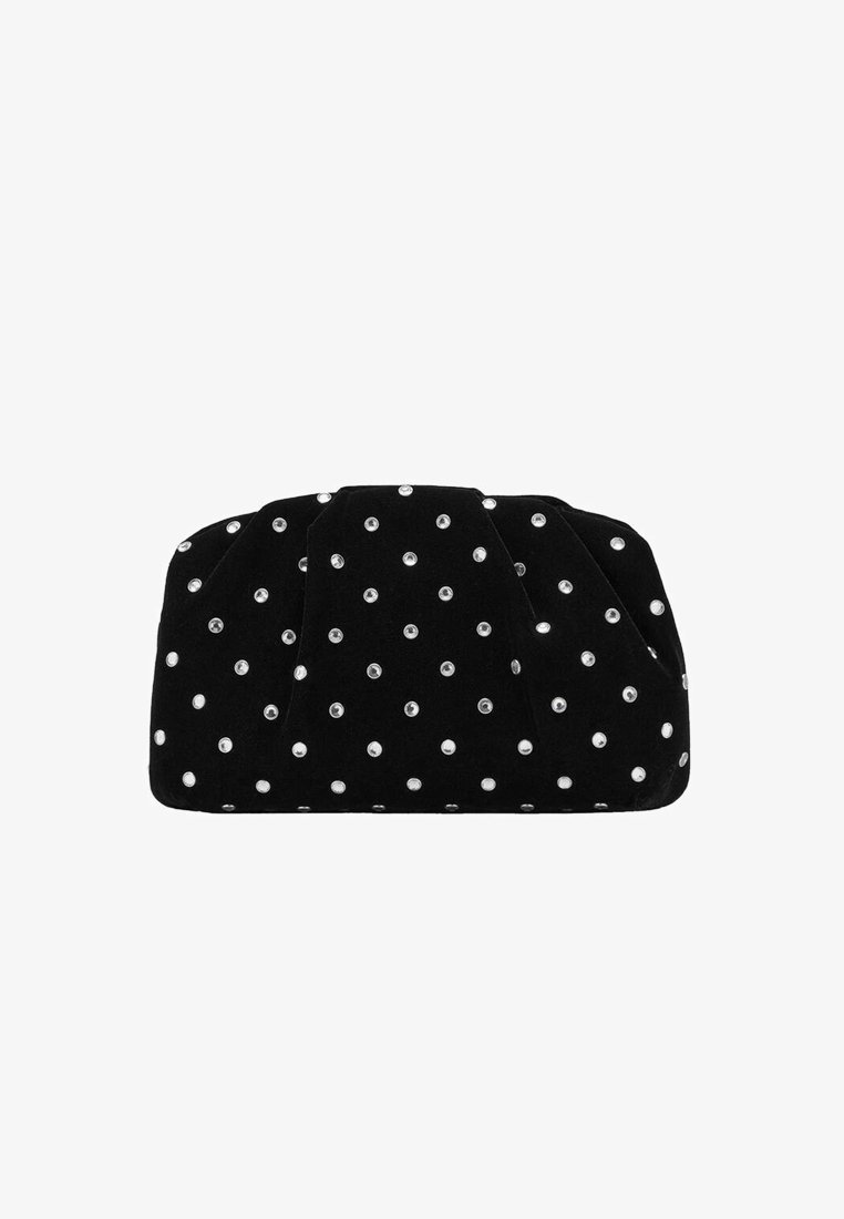 Mustat samettiset clutch-laukut, joissa on keräilty muotoilu ja hopeanväriset niitit aseteltuna ympäriinsä pilkkukuvioksi.