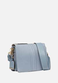 Borsa a tracolla in pelle blu chiaro con finitura texture, motivo a doppia striscia, dettagli in oro e tracolla regolabile. Forma rettangolare compatta.