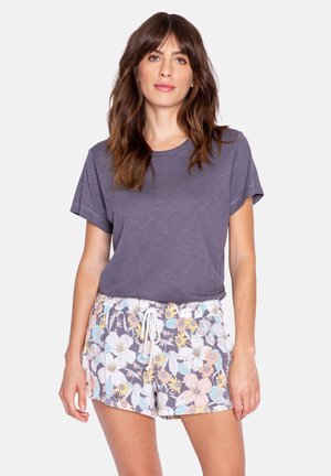 Gray short-sleeve t-shirt with a crew neck paired with floral-patterned shorts in pastel colors, featuring an elastic drawstring waistband.