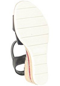 Schwarze Ledersandale mit einer Espadrille-Sohle, die eine geflochtene Jutesohle und eine weiße Gummiunterseite mit strukturierten Grip-Linien aufweist.