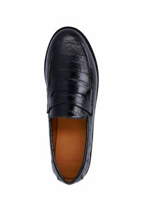Zwarte leren loafers met een glanzende afwerking, voorzien van een gestructureerd krokodillenpatroon en een instapontwerp. Bruine binnenvoering.