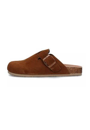 Zoccoli in suede marrone con sottopiede in sughero, apertura sul retro e cinturino regolabile con fibbia rettangolare e punta liscia e arrotondata.