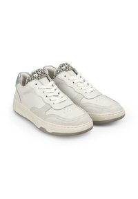 Sneakers bianchi in pelle con una texture liscia, collo imbottito con accenti metallici e strass decorativi, completati da una suola in gomma spessa.