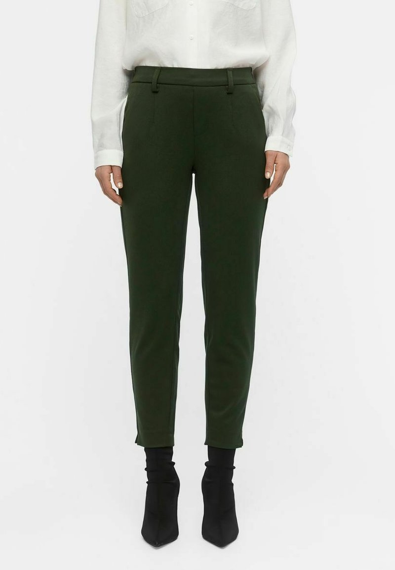 Mørkegrønne skreddersydde bukser laget av et glatt stoff, med en slim fit, beltestropper og en cropped lengde som slutter ved ankelen.