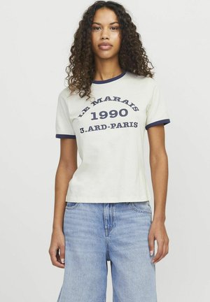 Witte katoenen t-shirt met marineblauwe rand, voorzien van gedrukt tekst: "LE MARAIS 1990 3.ARD-PARIS." Casual pasvorm met korte mouwen.