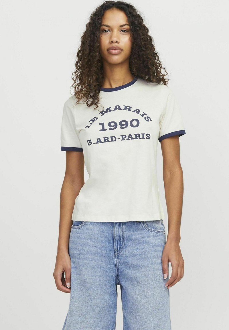 Witte katoenen t-shirt met marineblauwe rand, voorzien van gedrukt tekst: "LE MARAIS 1990 3.ARD-PARIS." Casual pasvorm met korte mouwen.