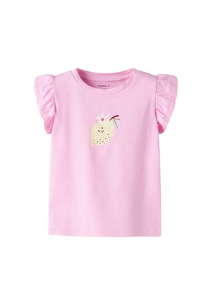 Camiseta para niño pequeño de color rosa claro con mangas cortas fruncidas y un gráfico de fresa sonriente con una flor blanca en el frente.