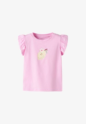 Svetloružové tričko pre batoľa s volánikovými krátkymi rukávmi a usmievavou jahodou s bielym kvetom na prednej strane.