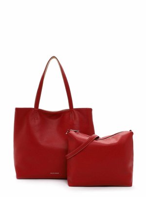 Deux sacs en cuir rouge côte à côte, un grand cabas avec des poignées et un plus petit sac bandoulière zippé avec une lanière.