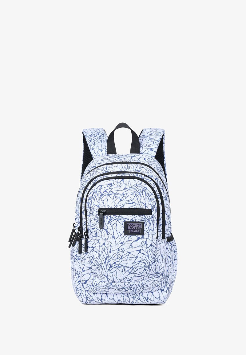 Zaino con base bianca e motivo astratto blu, numerosi scomparti con zip, spallacci imbottiti e maniglia superiore.