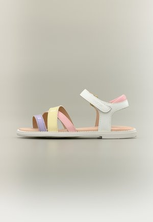 Sandalo bianco con cinturini pastello viola, giallo e rosa e cinturino posteriore imbottito rosa su uno sfondo neutro.