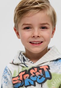 Hoodie met een graffiti-stijl "STREET" print in oranje, blauw en groen. Gemaakt van zachte stof met een ontspannen pasvorm en een verstelbare capuchon.