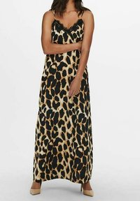 Maxikleid mit Leopardenmuster und dünnen Trägern, schwarzer Spitzenverzierung am Ausschnitt und glänzendem Stoff; weist eine fließende, lockere Silhouette auf.