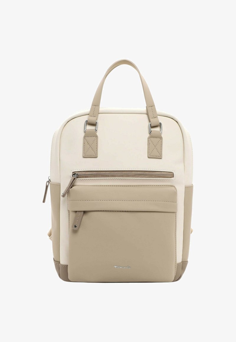 Beige en crème synthetische rugzak met dubbele handgrepen, een voorzak met rits, hardware in zilvertint en subtiel logo detail onderaan.
