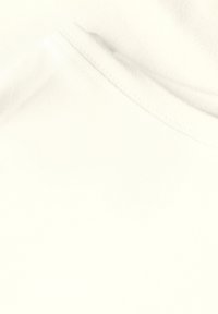 Hvid bomulds t-shirt stof med en glat tekstur, rund hals design og syede sømme med subtile variationer i farveintensitet.