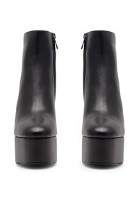 Čierne kožené členkové topánky s hladkou textúrou, s vysokou platformou a bočným zipsom. Dizajn je elegantný a minimalistický.