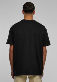 Upscale by Mister Tee GOODFELLAS TOMMY DEVITO OVERSIZE TE - Marškinėliai su spaudiniu - black