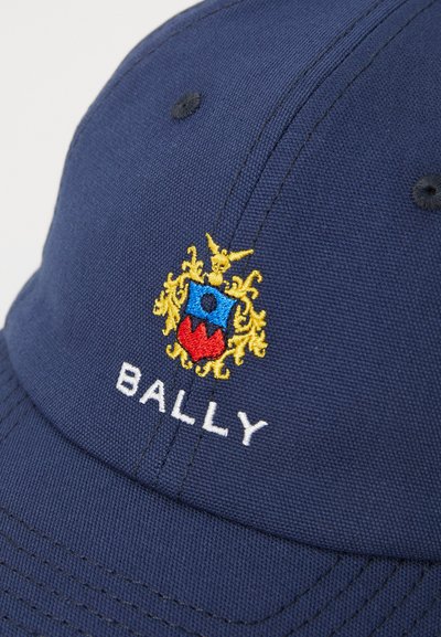 Mørkeblå kasket lavet af tekstureret stof, prydet med et broderet farverigt våbenskjold og "BALLY" i hvid syning på fronten.