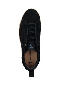 Schwarzer Wildlederschuh mit abgerundeter Spitze, schwarzen Schnürsenkeln und hellbeigem Gummisohle. Beinhaltet ein kleines blaues Logo auf der Zunge.