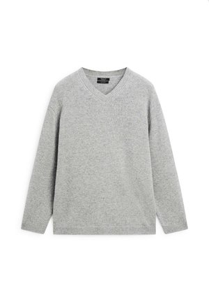 Grijze v-hals trui gemaakt van zacht gebreid materiaal. Heeft lange mouwen en een geribde zoom. Eenvoudig, ongecompliceerd ontwerp.