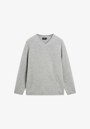 Pull à col en V gris en maille douce. Comprend des manches longues et un ourlet côtelé. Design simple et sans ornements.