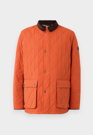 Casaco acolchoado laranja com colarinho de corduroy castanho, dois bolsos frontais com aba, fechos de pressão e um padrão de losangos texturizados.