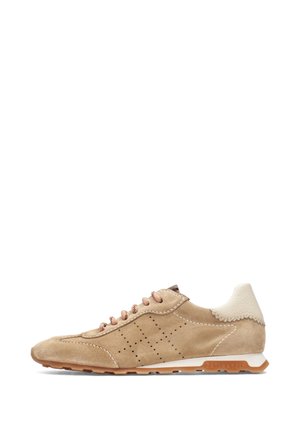 Beige suède sneaker met geperforeerd zijdetail, lichtbruine veters, wit gewatteerd hielstuk en zool van bruine rubber.