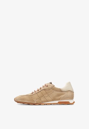 Sneaker in camoscio beige con dettaglio laterale traforato, lacci marrone chiaro, tallone imbottito bianco e suola in gomma coloratura caramello.
