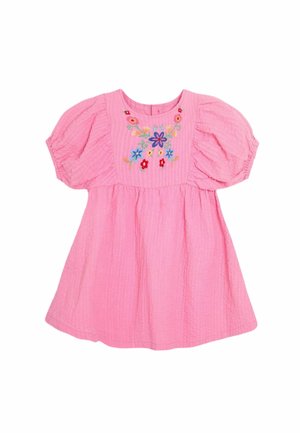 Robe en coton rose avec des manches bouffantes, ornée de broderies florales de différentes couleurs sur le corsage. Tissu texturé et design jusqu'aux genoux.