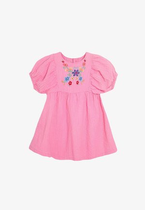 Robe en coton rose avec des manches bouffantes, ornée de broderies florales de différentes couleurs sur le corsage. Tissu texturé et design jusqu'aux genoux.