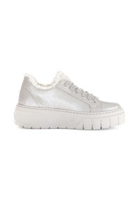 Zilveren sneakers met textuur, voorzien van een zachte witte kraag, platte veters en een dikke witte platformzool met horizontale groeven.