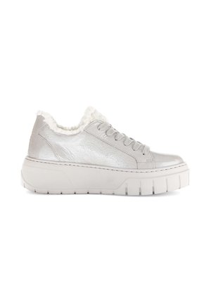 Zilveren sneakers met textuur, voorzien van een zachte witte kraag, platte veters en een dikke witte platformzool met horizontale groeven.
