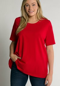 Ulla Popken - RUNDHALSAUSSCHNITT HALBARM - Camiseta básica - red Imagen en miniatura 1