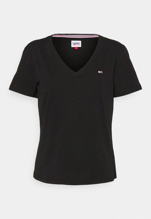 Schwarzes V-Ausschnitt T-Shirt mit kurzen Ärmeln, kleinem Tommy Jeans Logo auf der Brust und gebrandetem Etikett im Kragen, flach auf weißem Hintergrund liegend.