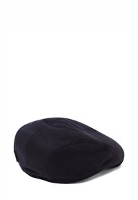 Granatowa czapka z płaskim daszkiem, wykonana z teksturowanej tkaniny, o zaokrąglonym kształcie i szytych detalach wzdłuż szwów. Prosty design z małą metką.