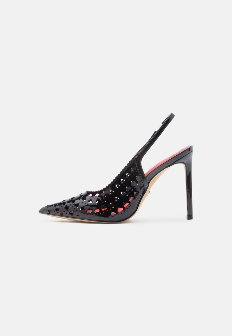 Chaussure à talon haut en cuir verni noir avec motif découpé, bout pointu et design à bride arrière. Présente un intérieur rouge contrastant.