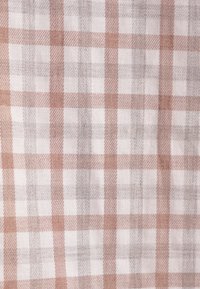 Tessuto di cotone con un leggero motivo a quadretti, con linee grigie e marrone ruggine su sfondo bianco, dalla texture morbida e dalla trama uniforme.