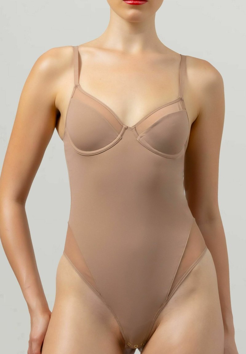 Beige bodysuit gemaakt van gladde stof met dunne verstelbare bandjes, met onderbedekte cups en doorzichtige zijkanten, met drukknoopsluiting aan de onderkant.