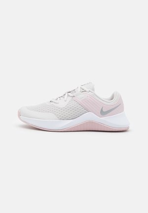 Chaussure de course Nike blanche et rose clair avec une tige en mesh, fermeture par lacets et semelle texturée, montrée de profil sur un fond blanc.