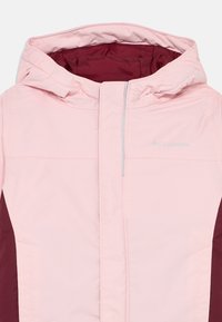 Roze en bordeaux rode hoodie met een rits aan de voorkant, met een geborduurd quiltpatroon en een Columbia-logo op de borst.