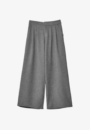 Pantalons cropped larges gris avec passants de ceinture, poches latérales et plis à l'avant, fabriqués dans un tissu doux.
