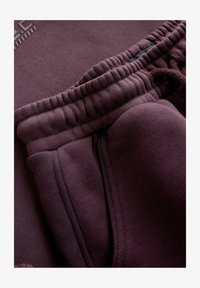 Sélectionné, burgundy red