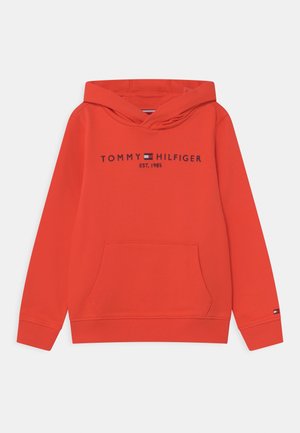 Rode hoodie met een voorzak en "Tommy Hilfiger EST. 1985" tekst en logo gecentreerd op de borst, geribde manchetten en een klein logo op de linkermouw.