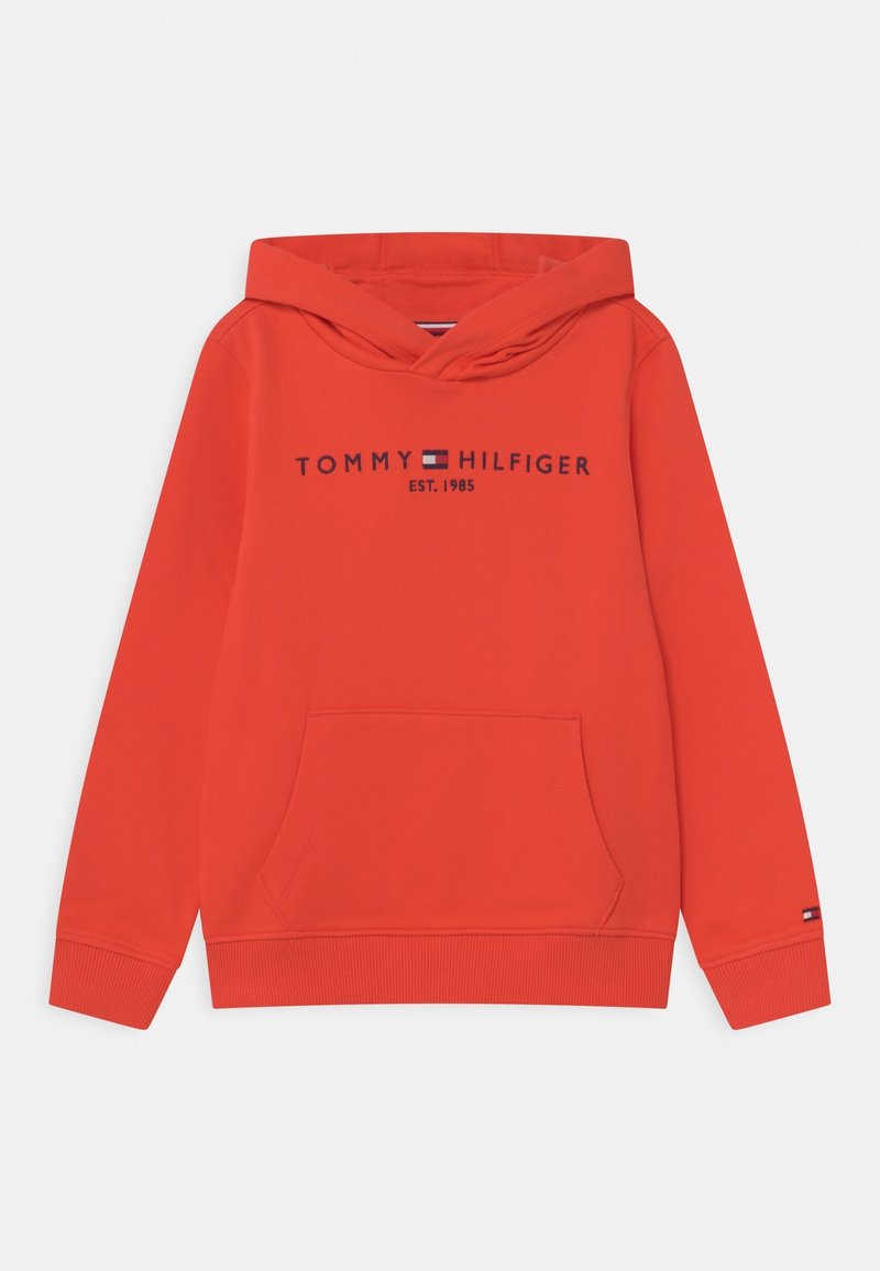 Sweat à capuche rouge avec poche avant et texte "Tommy Hilfiger EST. 1985" ainsi que logo centrés sur la poitrine, poignets côtelés et petit logo sur la manche gauche.