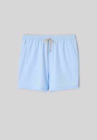 Shorts de bain bleu clair avec ceinture élastique, cordon beige, poches latérales et petit logo blanc sur la jambe droite inférieure.