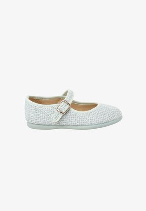 Chaussure Mary Jane en tissu blanc tissé avec bride réglable à boucle et semelle plate en caoutchouc, conçue pour les enfants.