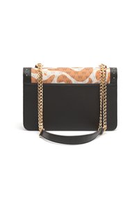 Borsa a tracolla nera in finta pelle con tracolla in catena dorata. La parte superiore presenta un motivo astratto beige e marrone con dettagli del logo.