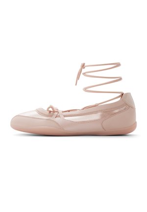 Rosa Leder-Ballettschuh mit abgerundetem Zehenbereich, Schnürsenkeln um den Knöchel und glatter Oberfläche. Leichtes Design mit minimalen Nahtakzenten.