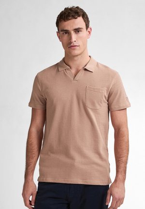 Bruine polo shirt van textuur katoen, met een klassieke kraag, korte mouwen en een borstzak. Eenvoudig ontwerp, zonder patronen.